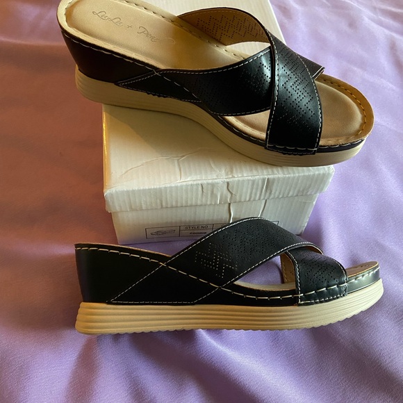 Black sandal size 8 - Picture 2 of 3